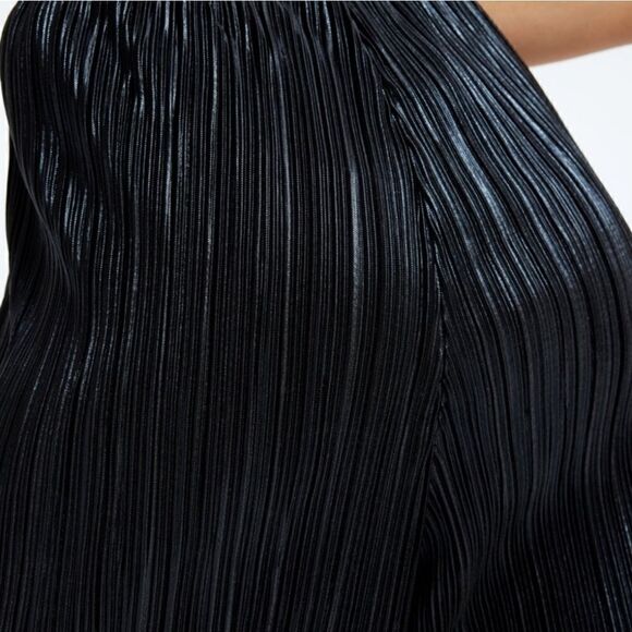 Good American Shine Plissé Pants in Black - Picture 4 of 4